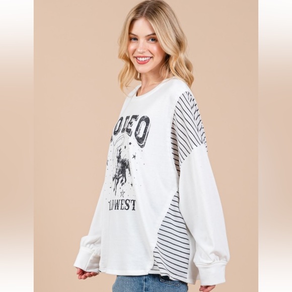 Knit Solid USA Graphic Top - Picture 3 of 5